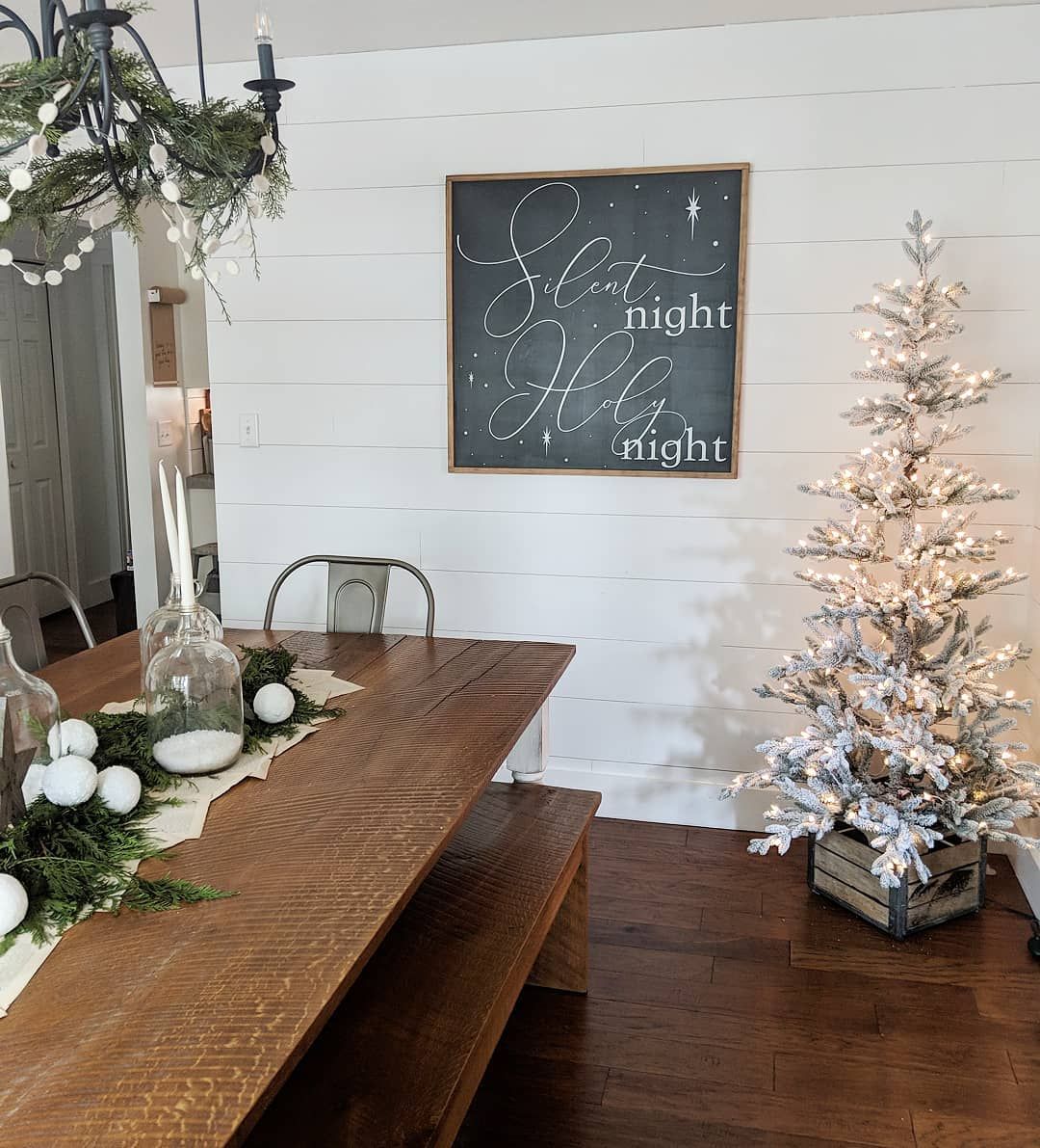 Farmhouse Christmas Dining Room via @whiteblossomhome #ChristmasDecor #ChristmasDiningRoom