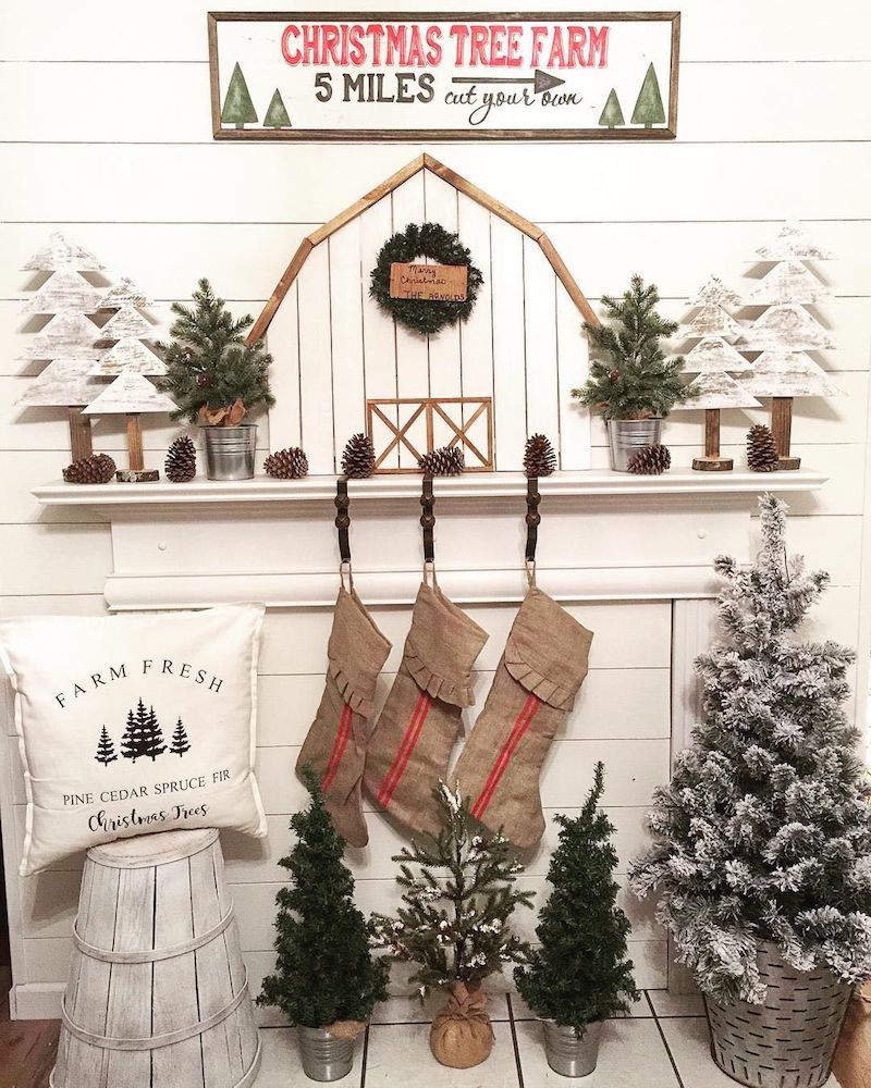 Farmhouse Christmas Mantel Decor via @mycarolinafarmhouse