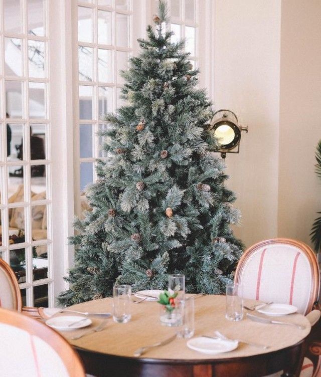 French Country Christmas Dining Room Decor via @juteandivy #FrenchCountry #FrenchChristmas #FrenchCountryDecor