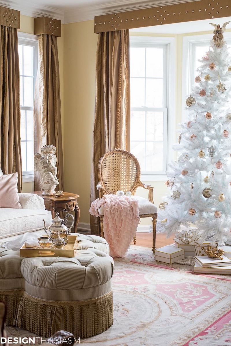 19 French Country Christmas Decor Ideas   French Country Christmas Living Room Via Designthusiasm 