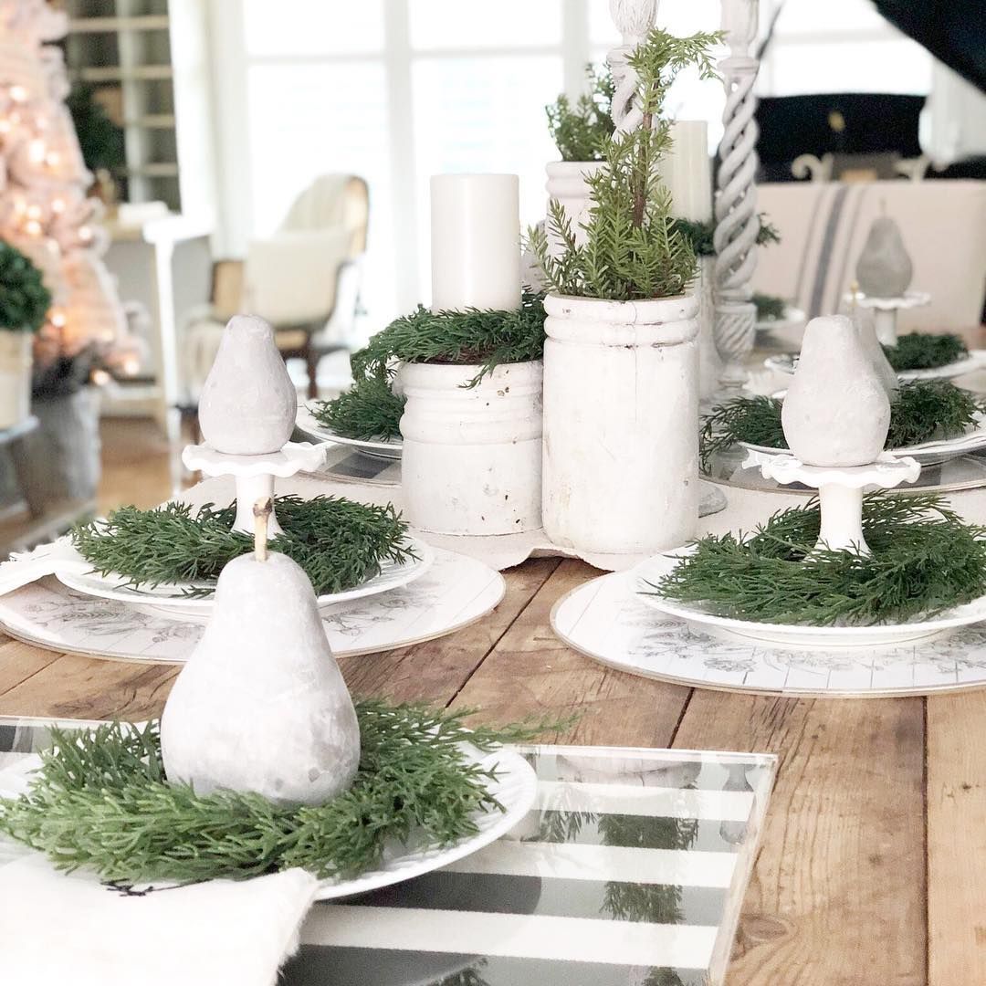 French Farmhouse Christmas Tablescape via @robyns_frenchnest