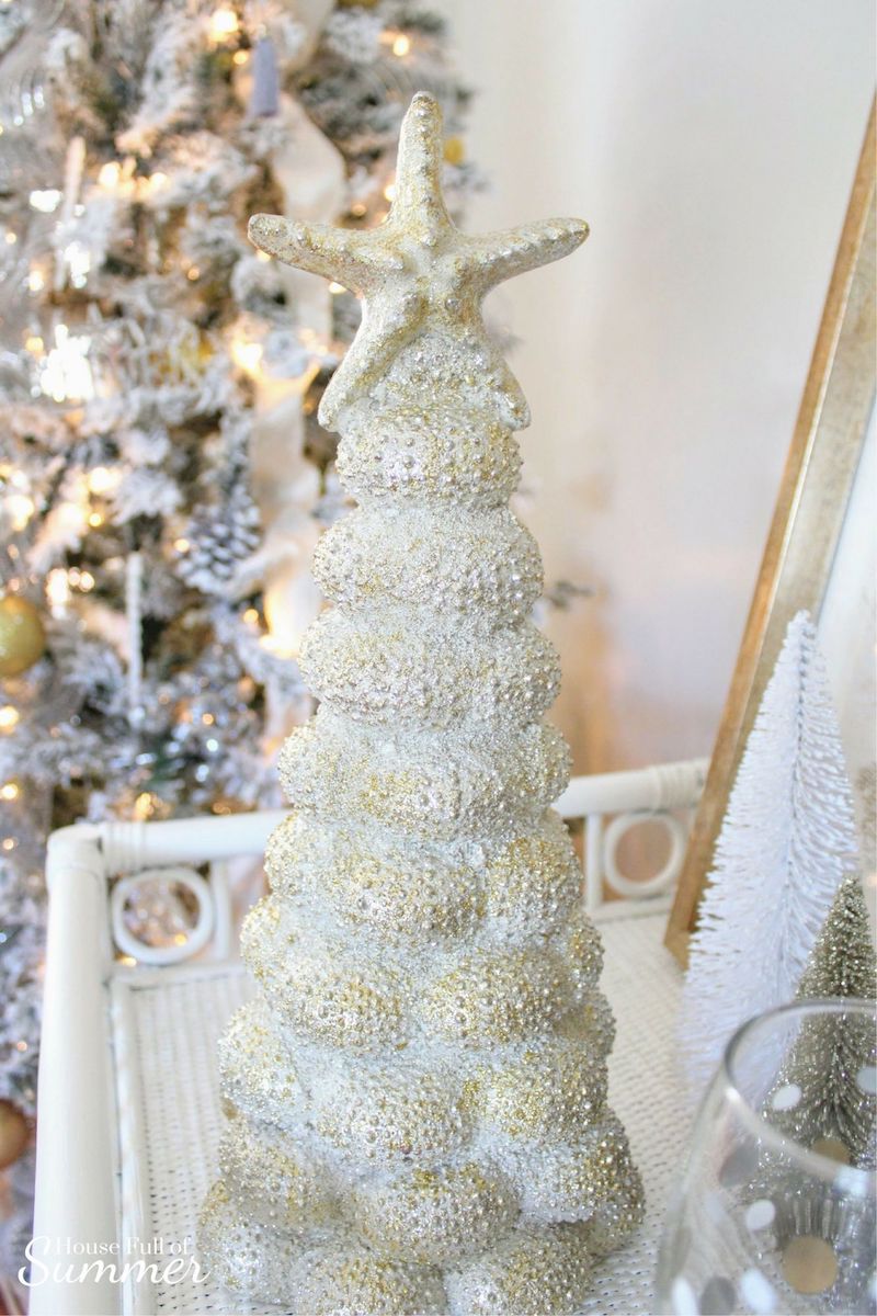 Glam Coastal Christmas Decor via housefullofsummer