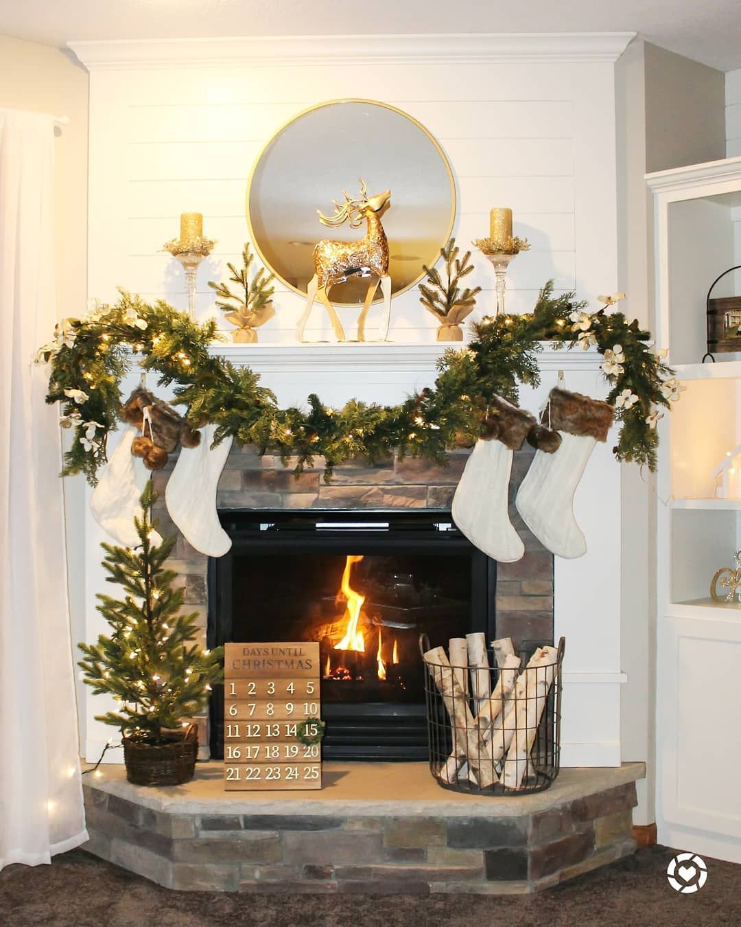 Gold Reindeer Christmas Mantel via @lakegirlliving