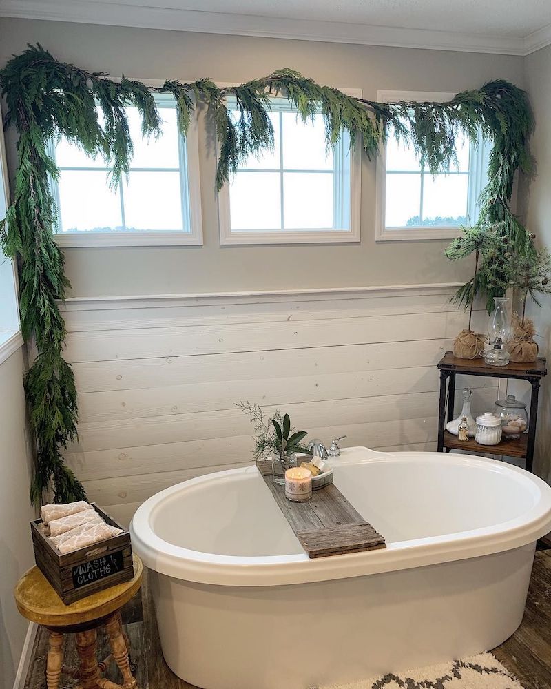 15 Brilliant Christmas Bathroom Decor Ideas