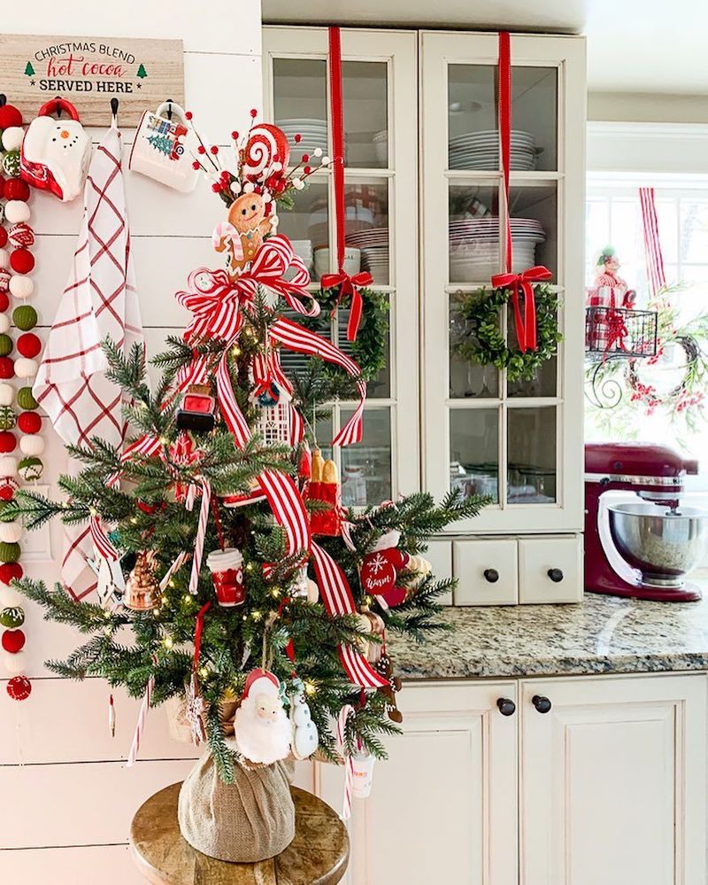 Mini árbol de Navidad en el taburete de la cocina vía @goldenboysandme