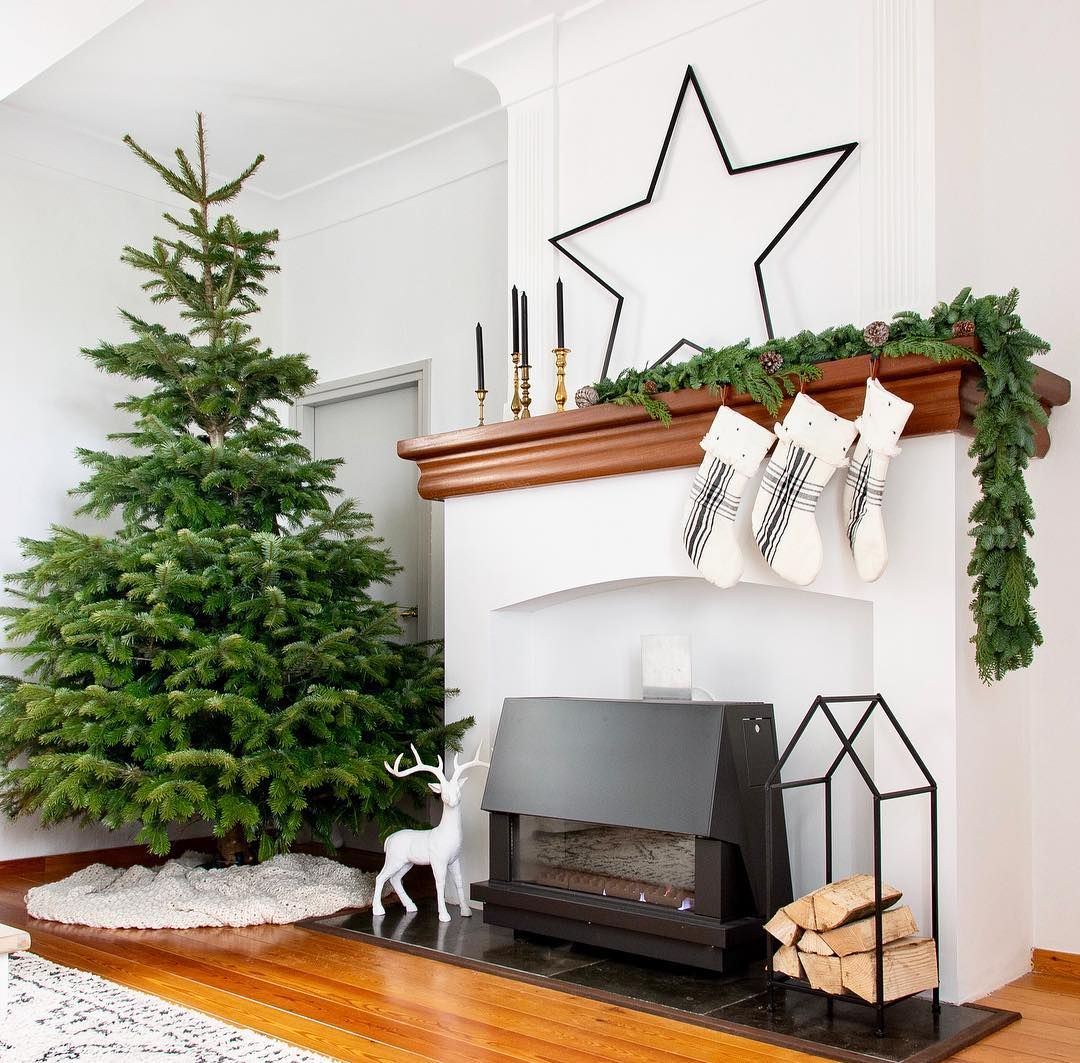 Minimal Farmhouse Christmas Decor via @marycasachic