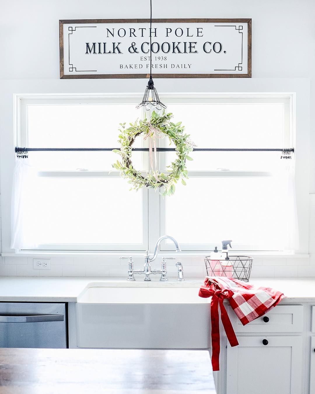 Minimalistische Kerstkeuken Decor via @oldsaltfarm