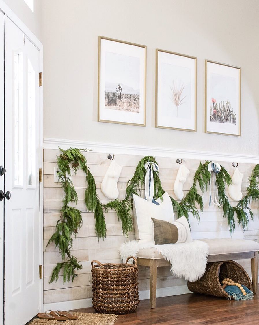 Modern Farmhouse Christmas Entryway via @christina_goldsmith