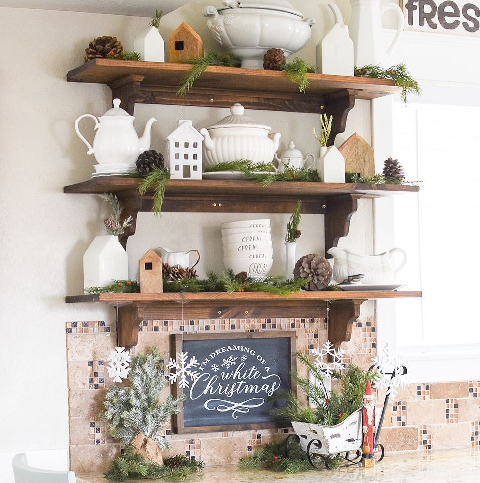 Decoración navideña con estanterías abiertas en la cocina vía @brooke_startathome