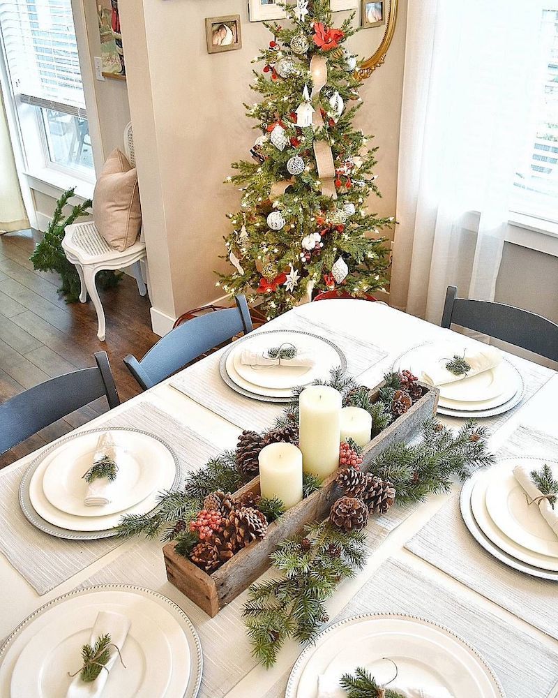 Pinecone and Evergreen Christmas Tablescape via @decorandmoredesigns