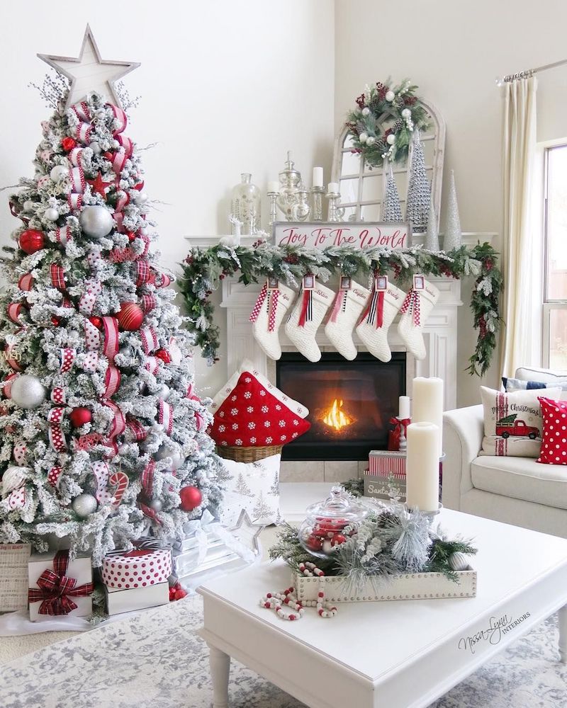 Red and White Christmas Living Room Decor via @nissalynninteriors