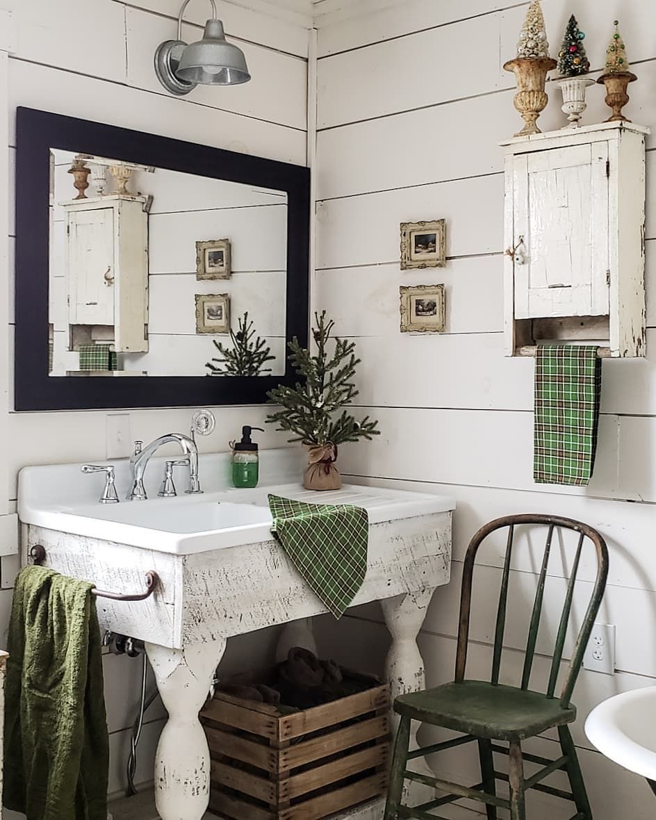 15 Brilliant Christmas Bathroom Decor Ideas