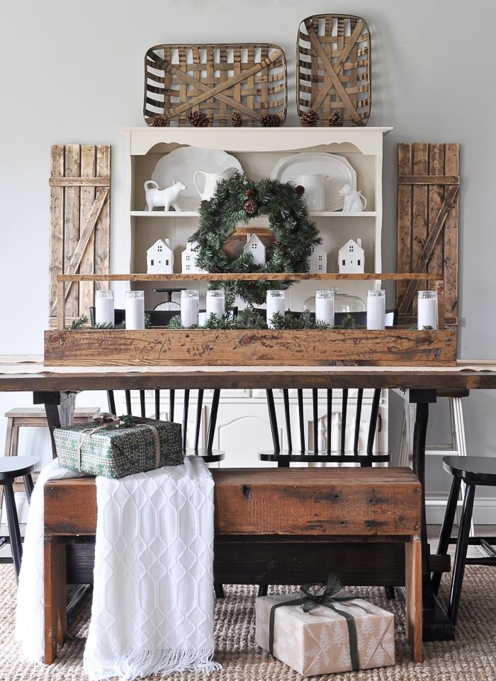 Rustic Christmas Dining Room Decor via littleglassjar #ChristmasDecor #ChristmasDiningRoom