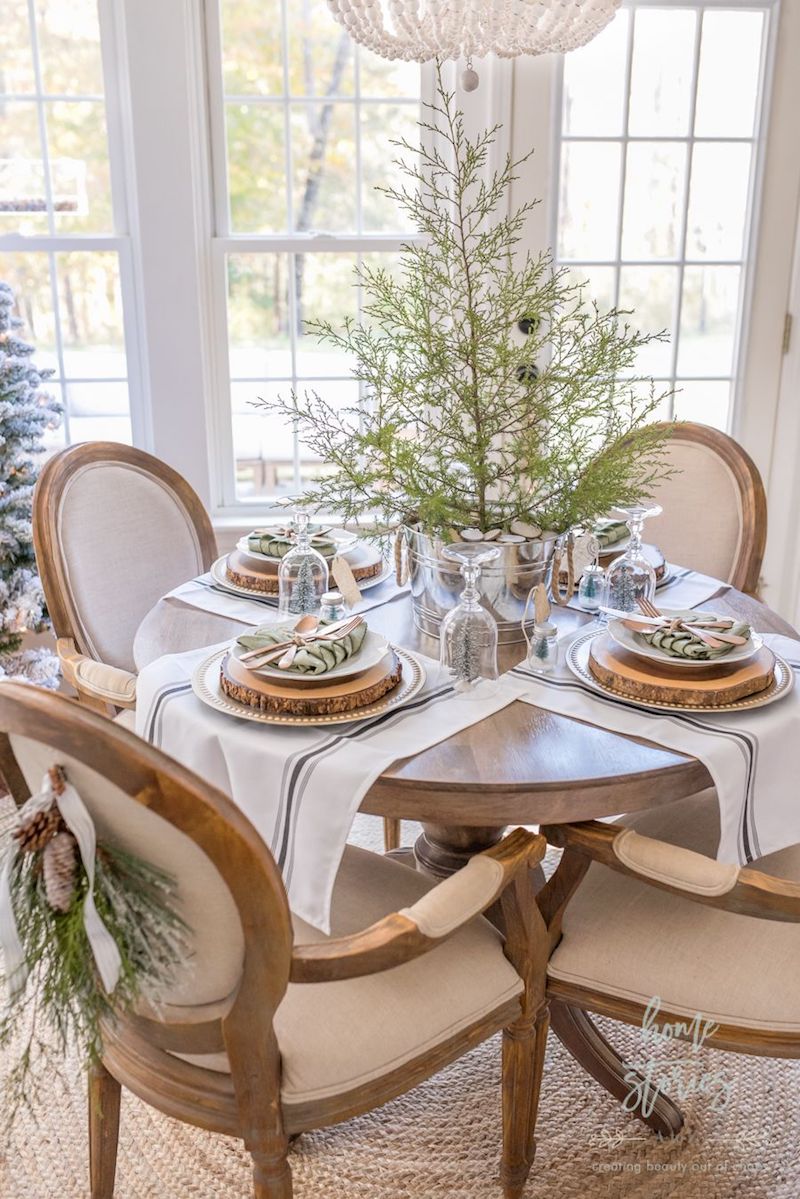 Rustic Christmas Dining Room via Home Stories A to Z #ChristmasDecor #ChristmasDiningRoom