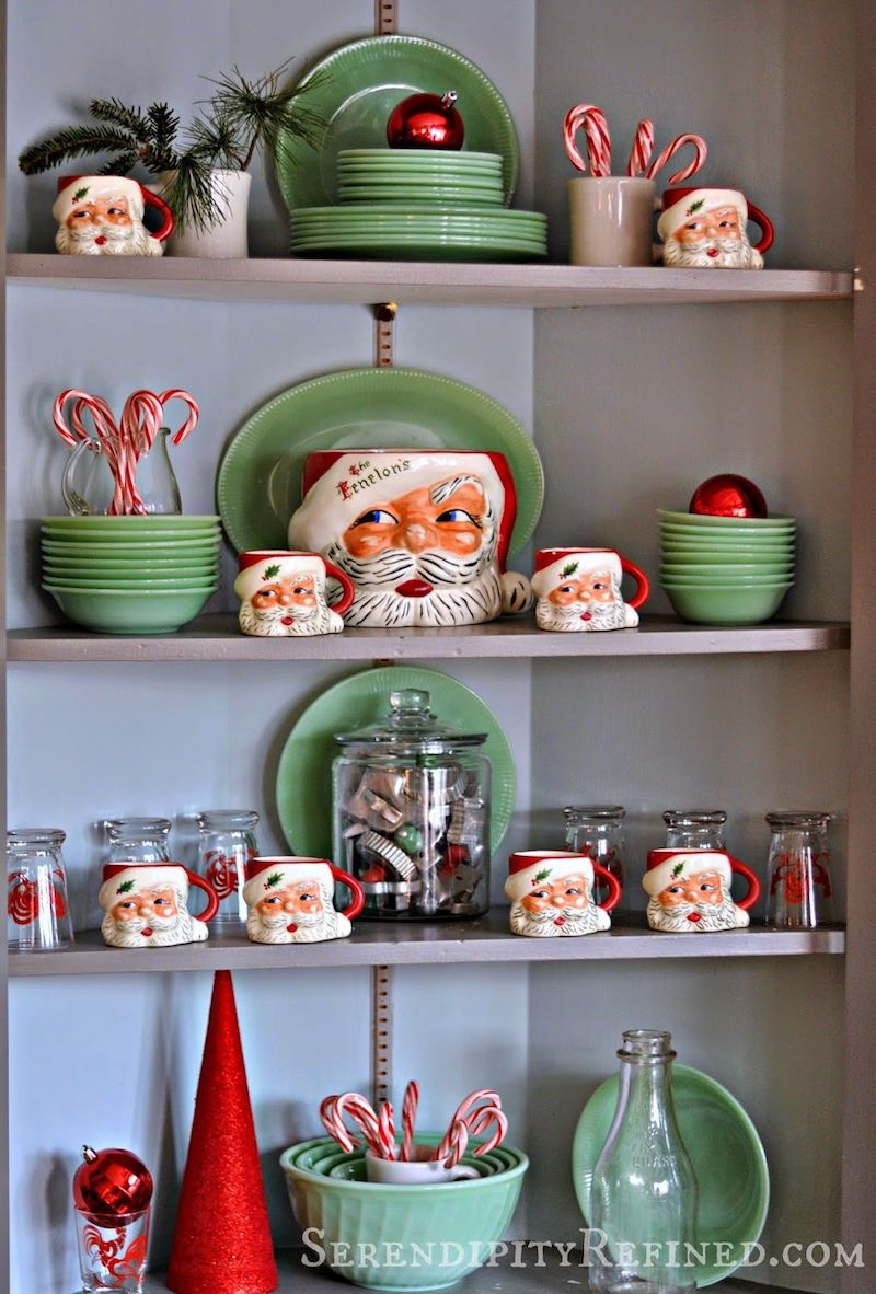 Tazze di Babbo Natale e piatti verdi via serendipityrefined