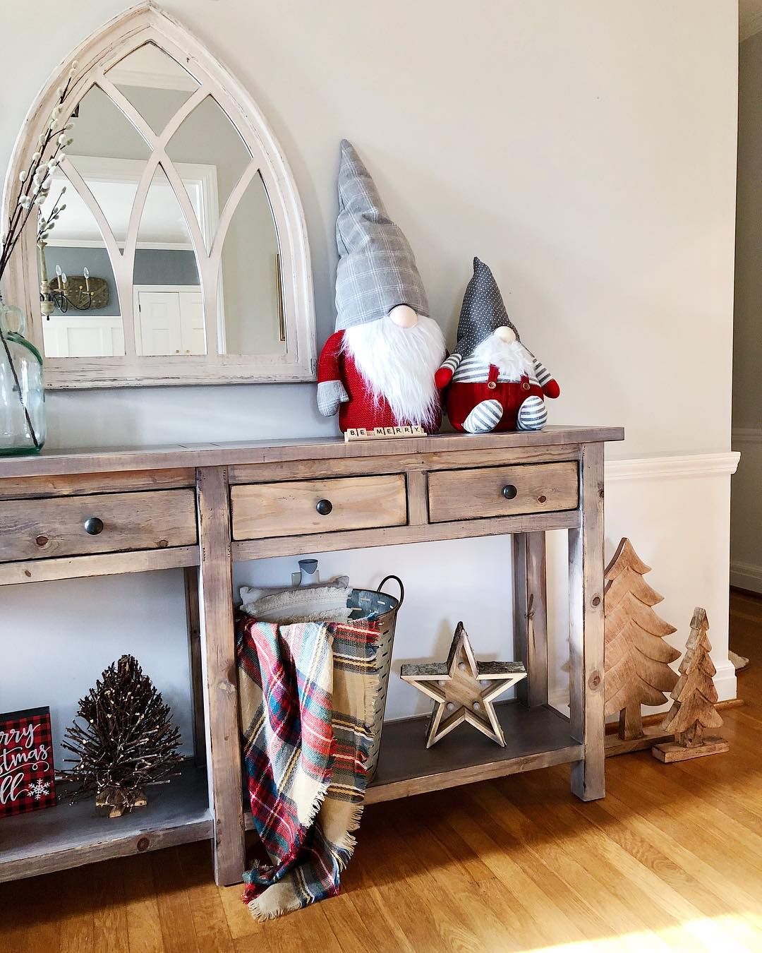 Santa Gnomes at the Entryway via @ahintofmintdesigns #ChristmasDecor #ChristmasHome