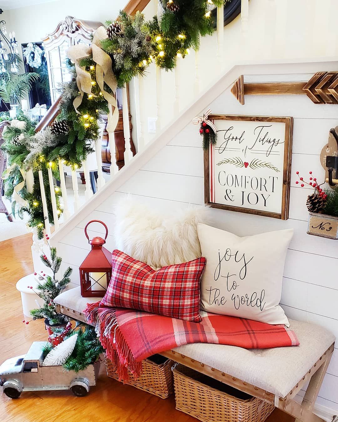 Shiplap Christmas Entryway Decor via @blessed_at_home #ChristmasDecor #ChristmasHome