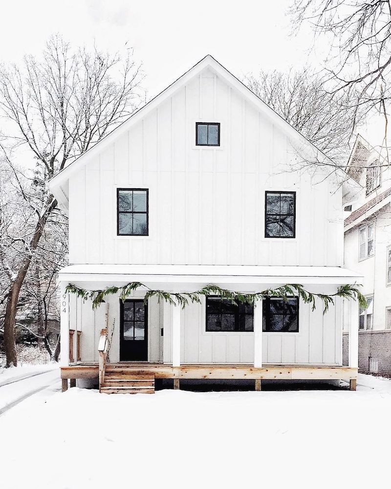 Simple White House with Green Garland Decor via @thefauxmartha