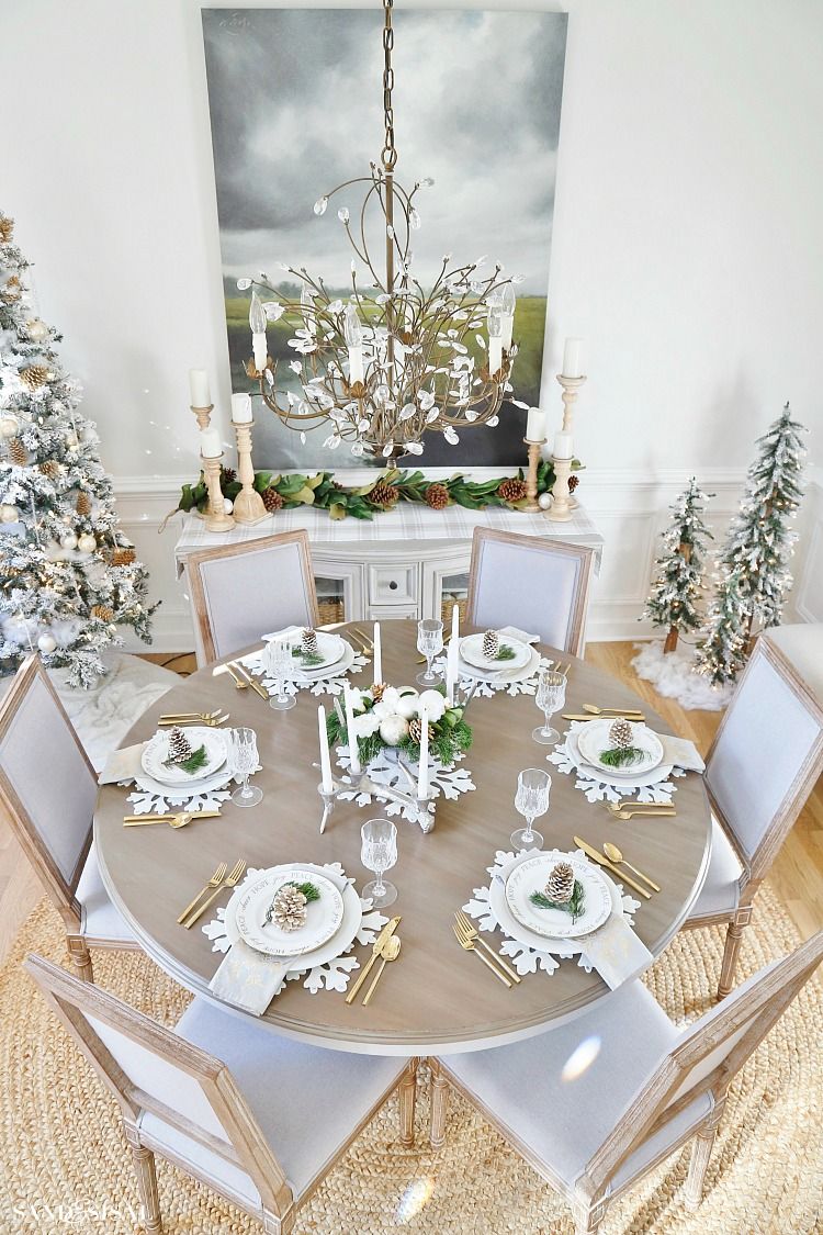 Snowflake table setting via sandandsisal #ChristmasDecor #ChristmasDiningRoom