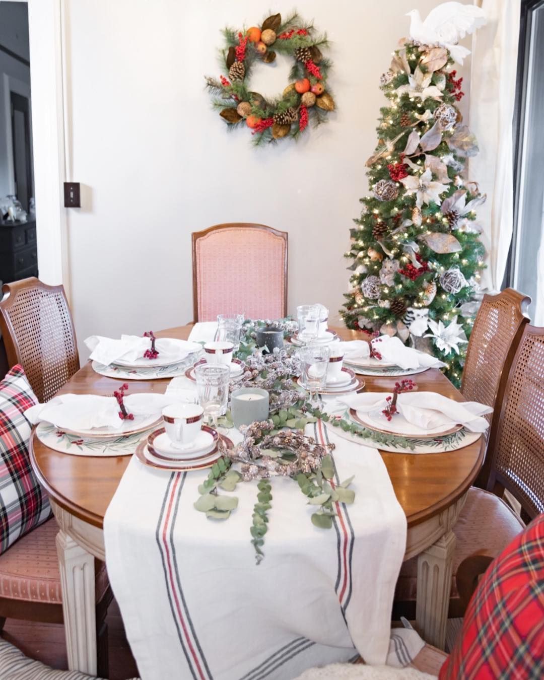 Southern Christmas Tablescape via @darlingdownsouth