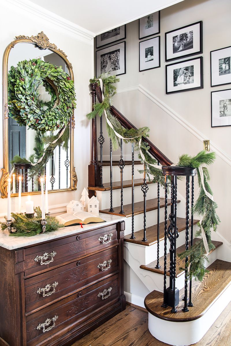 Traditional Christmas Foyer Decor via @blesserhouse #ChristmasDecor #ChristmasHome