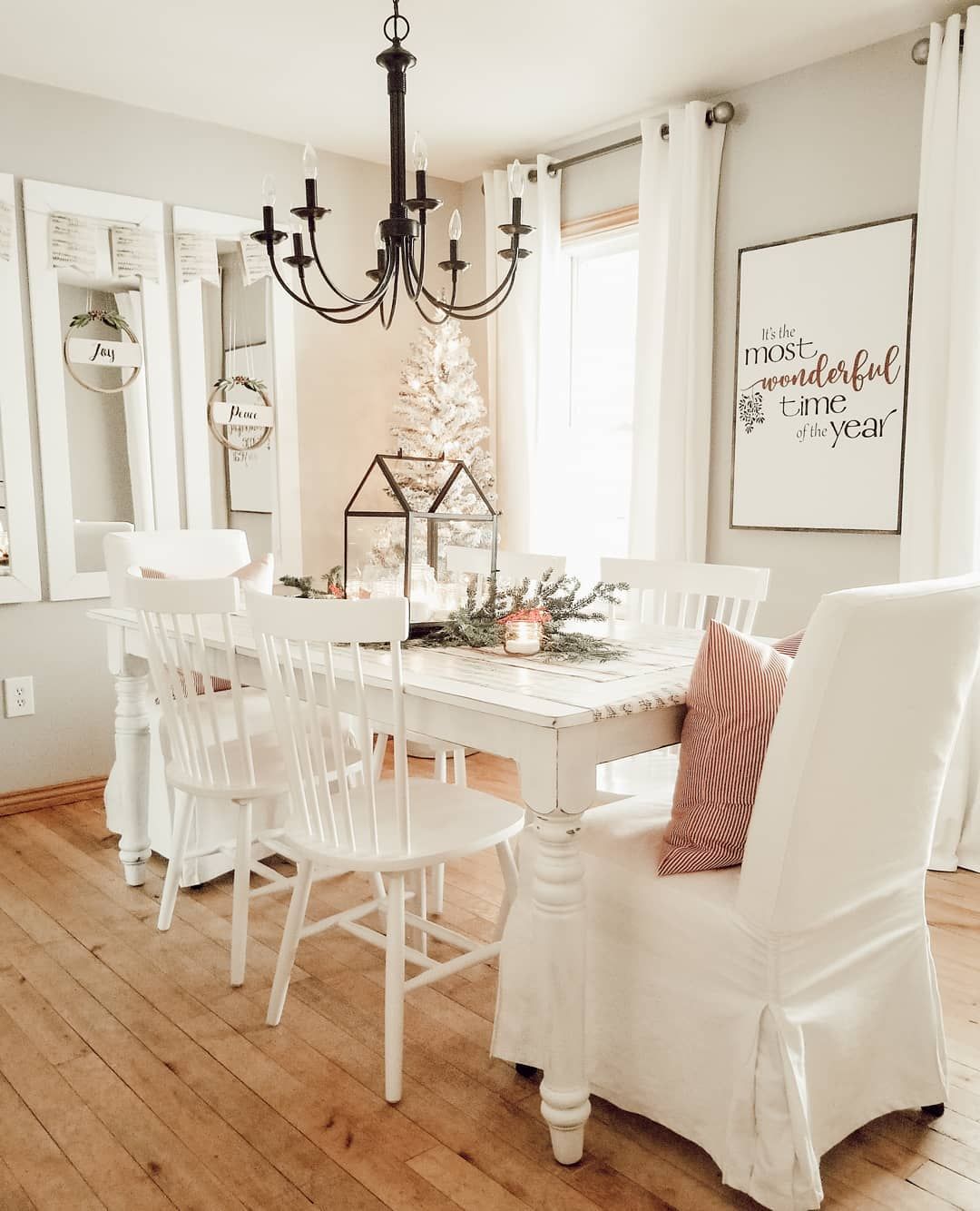 White Christmas Dining Room Decor @farmhouse165 #ChristmasDecor #ChristmasDiningRoom