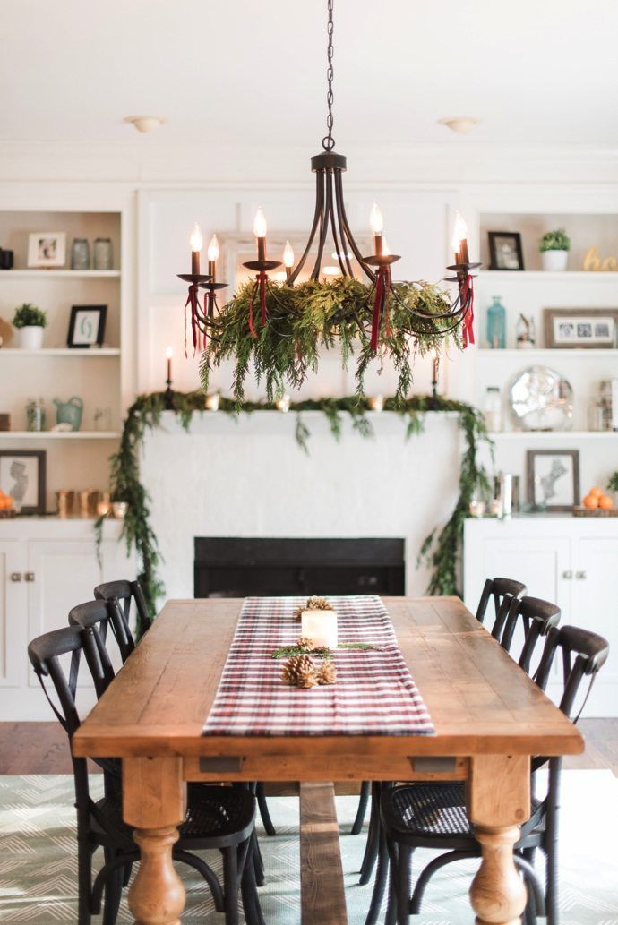 Wood Table Christmas Dining Room via theglitterguide #ChristmasDecor #ChristmasDiningRoom