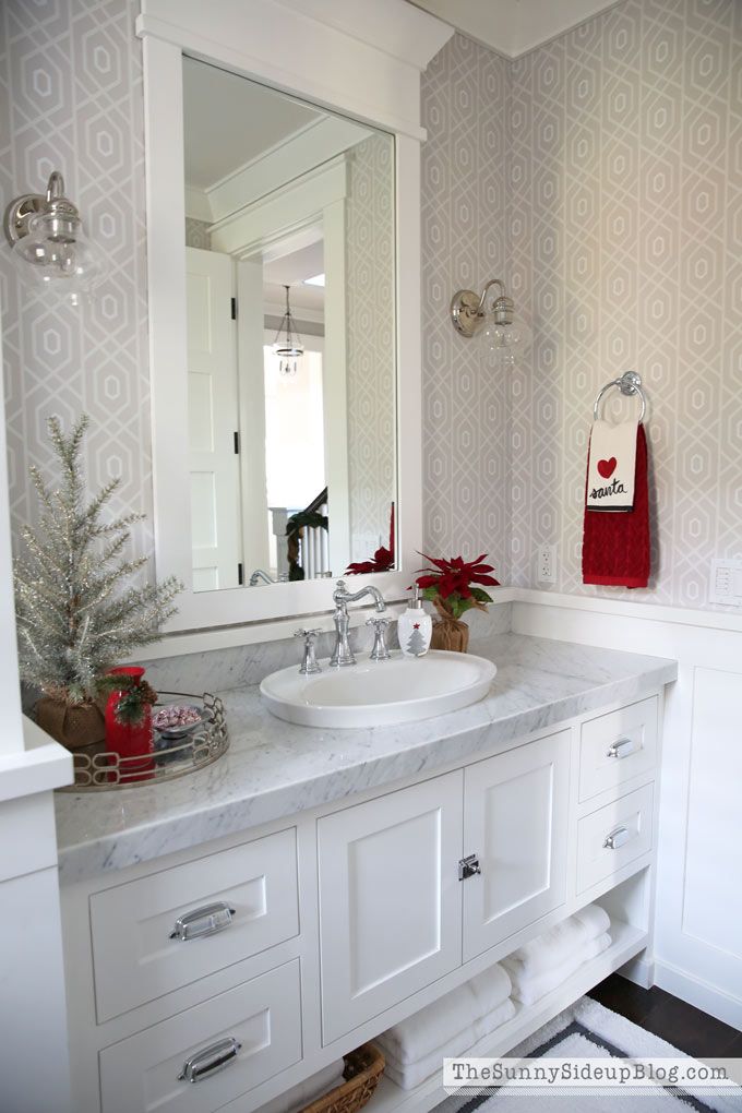 Christmas bathroom decor via thesunnysideupblog #ChristmasDecor #ChristmasBathroom