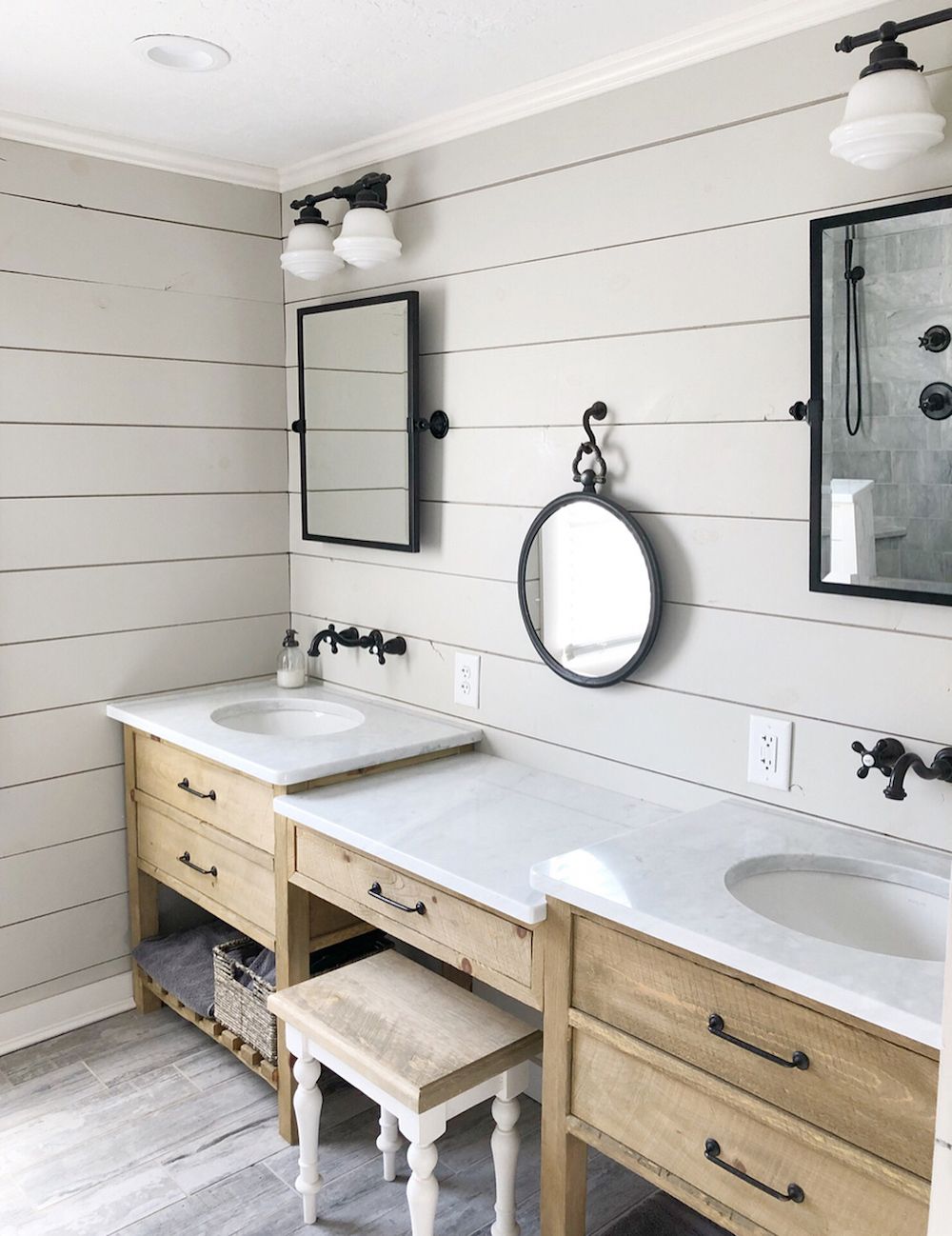 Farmhouse style Shiplap Bathroom Wall via @country_dog_homes