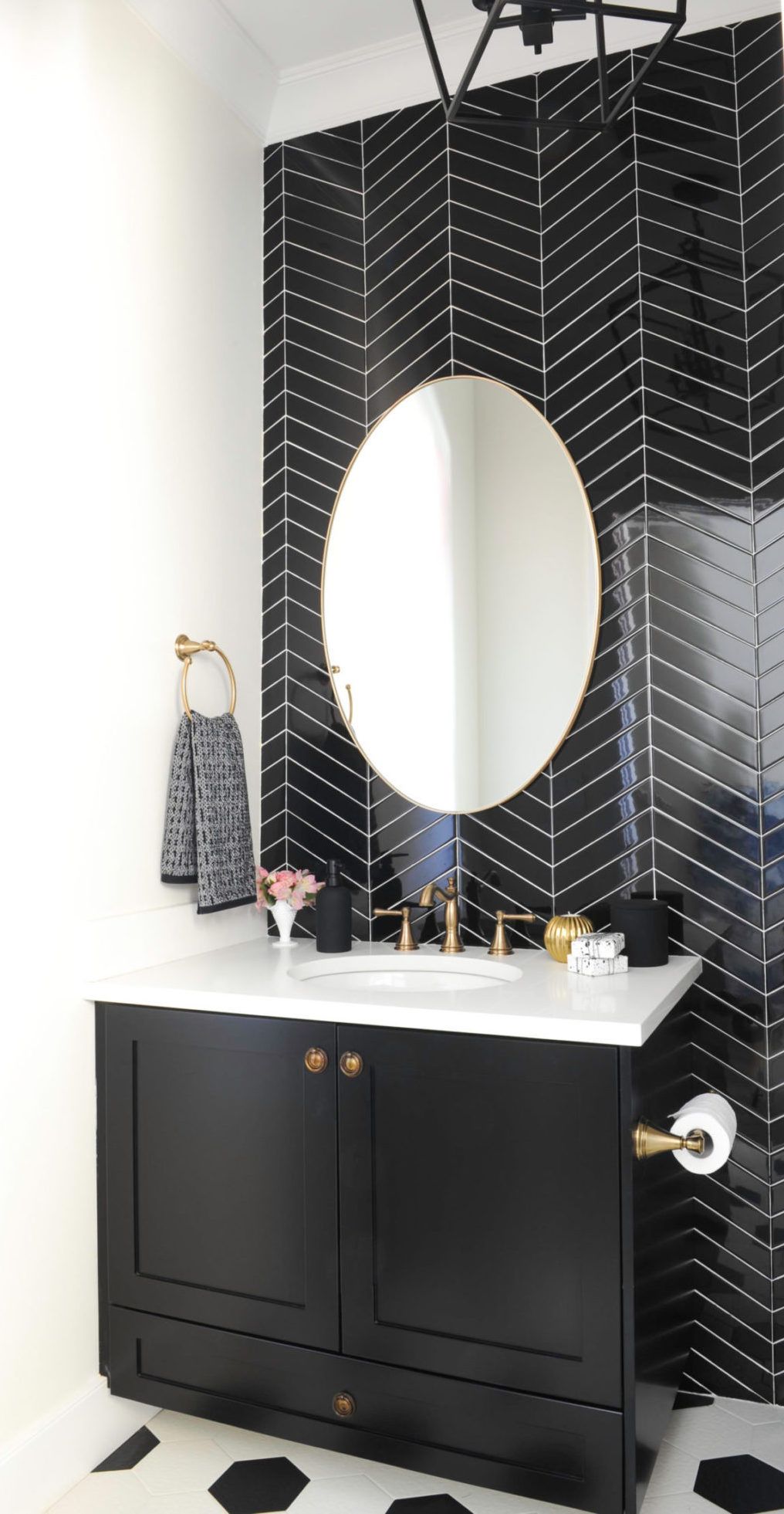 Bathrooms with Black Herringbone Tiles accent wall via mariadecotiis