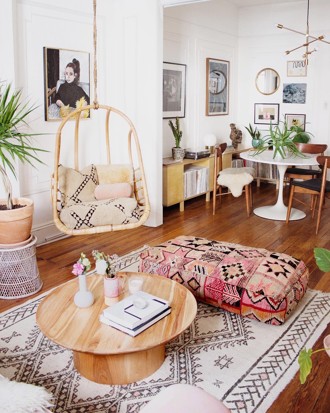 Boho swingasan in Bohemian living room with Hanging Chair via @reserve_home