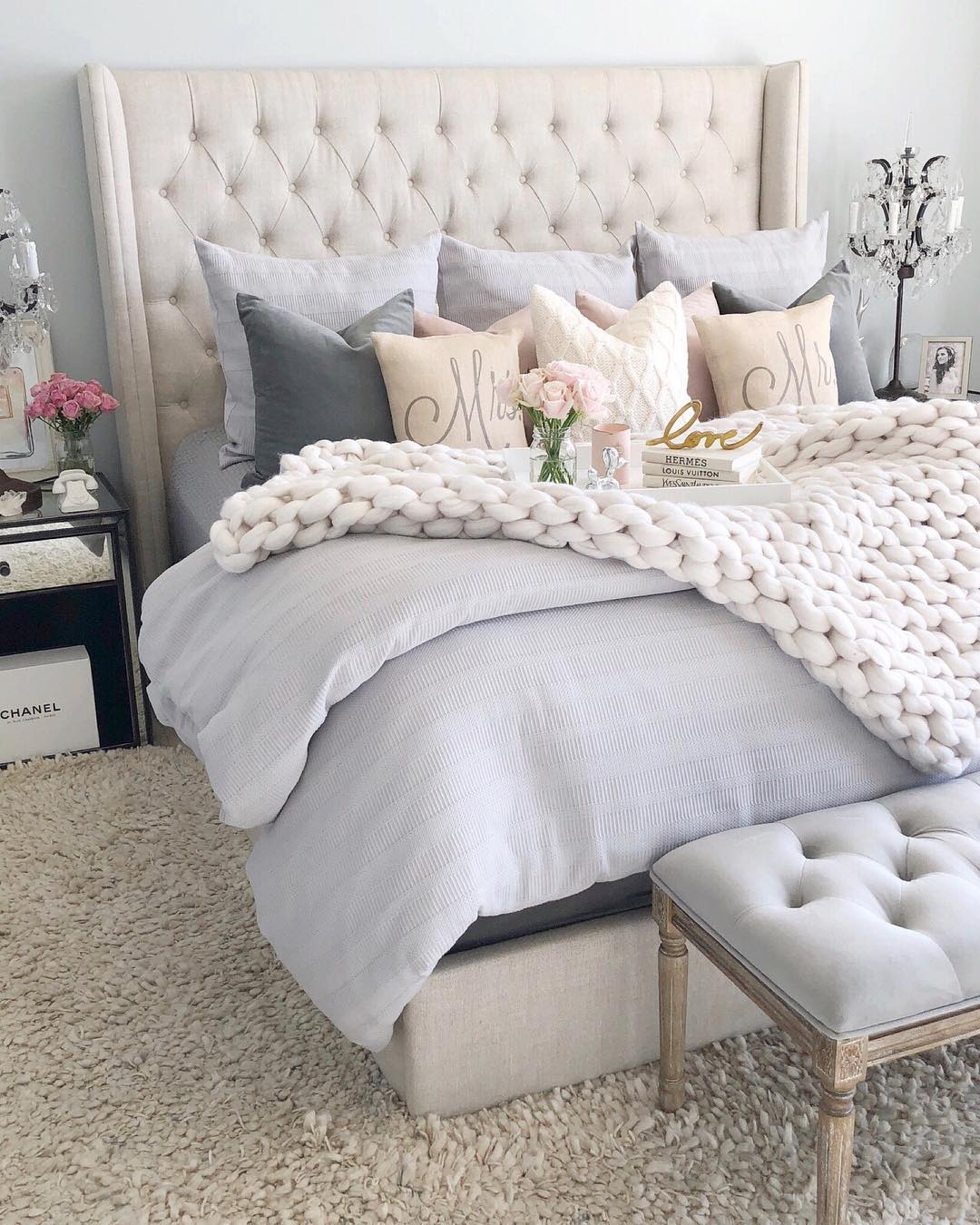 Neutral tufted headboard with lots of pillows via @sbkliving