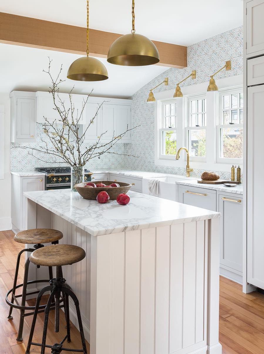 Pendant Lighting in the Kitchen via @amberinteriors