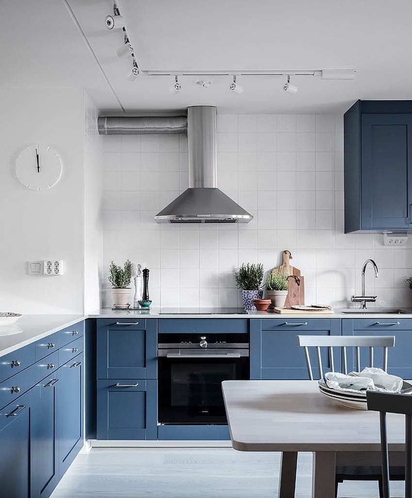 Scandinavian Kitchen with blue cabinets via @entrancemakleri