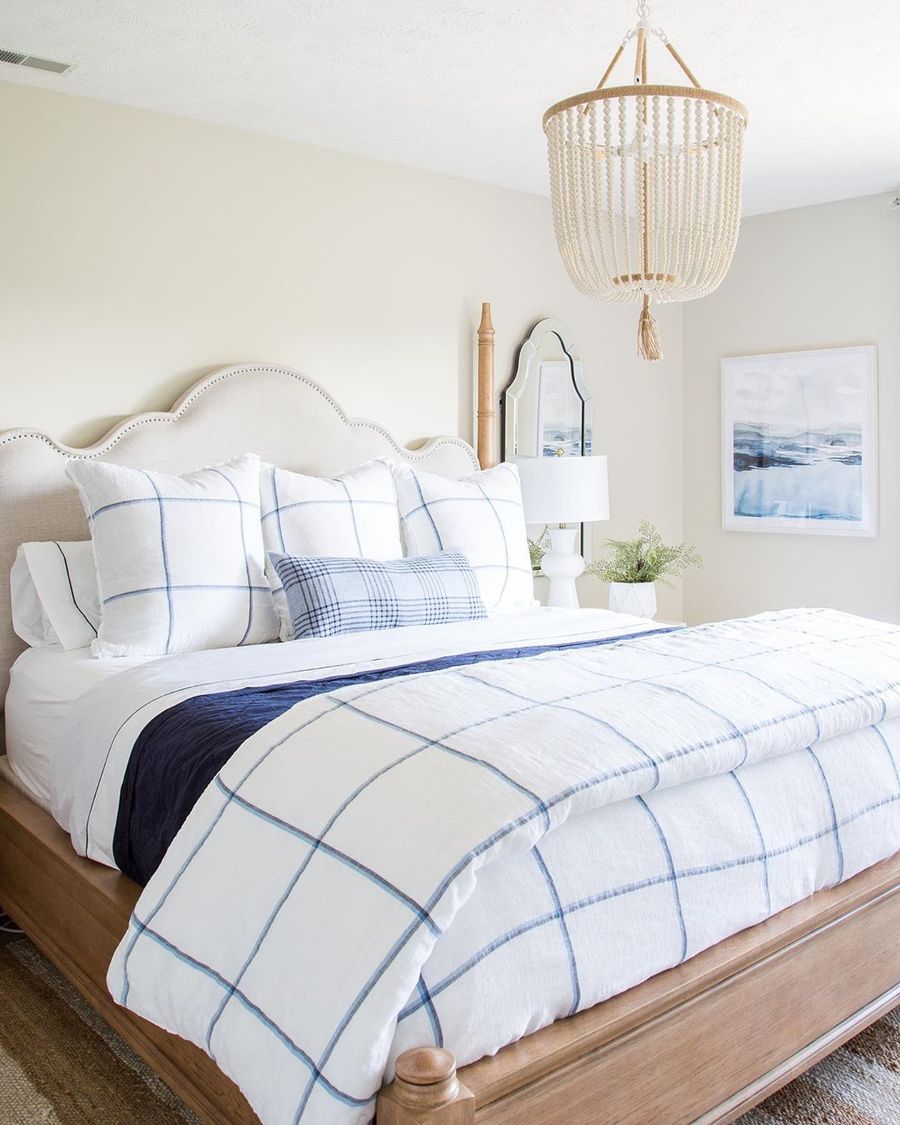 Camera da letto costiera con lenzuola a griglia blu via @lifeonvirginiastreet