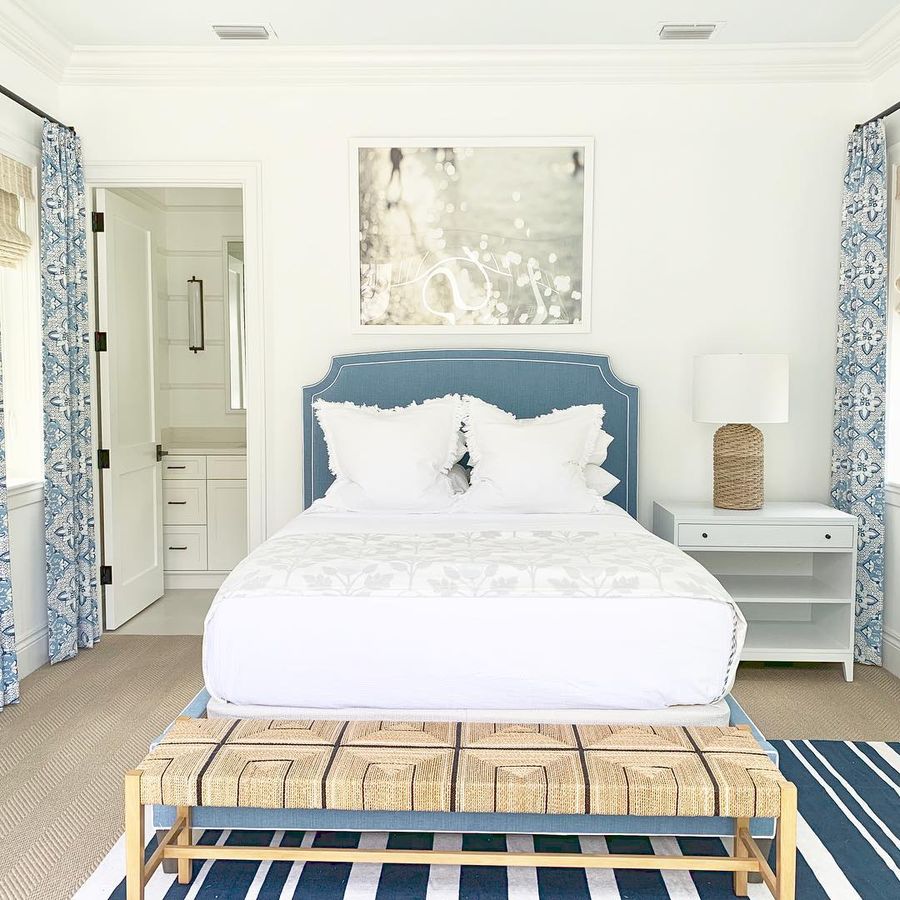Camera da letto costiera con tende a motivi blu via @karahebertinteriors