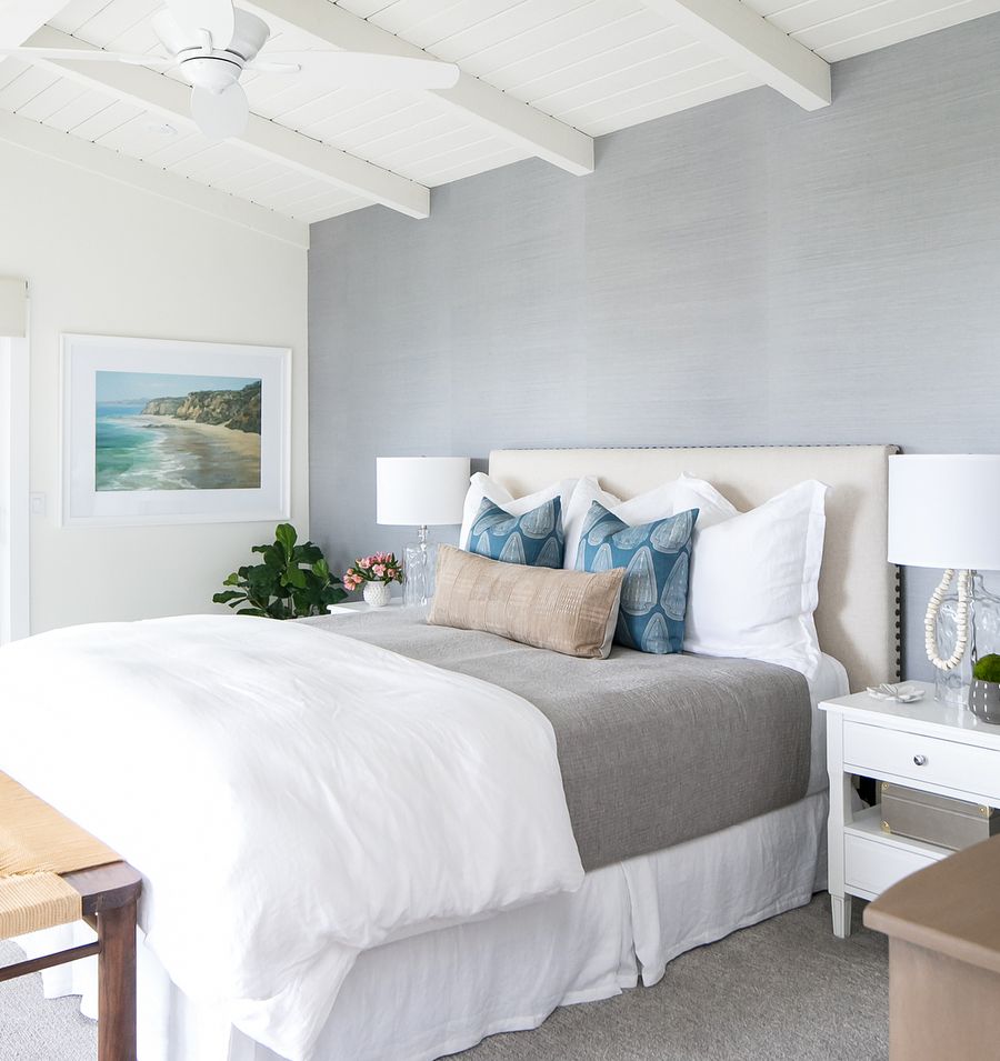 Camera da letto costiera con parete d'accento blu sbiadito via @allisonmerrittdesign