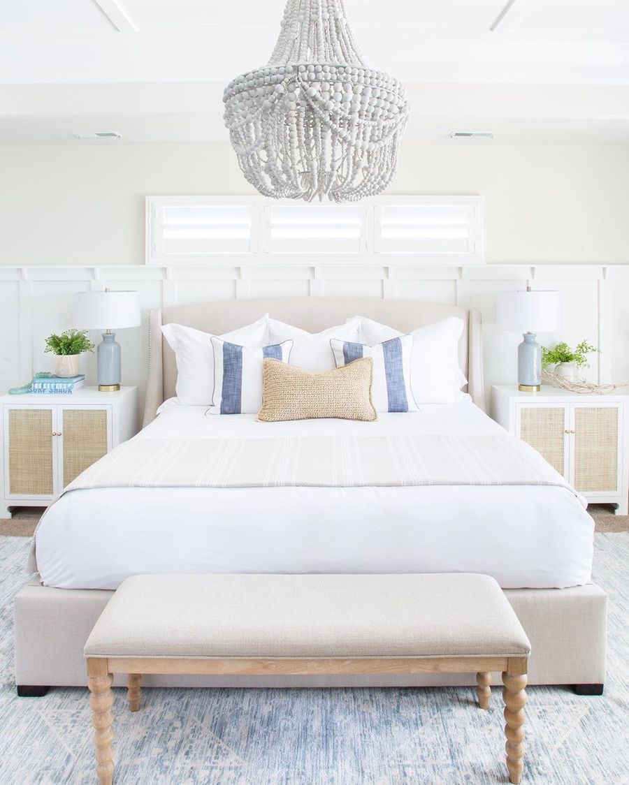 Camera da letto costiera con lampadario di perline grigio via @lifeonvirginiastreet
