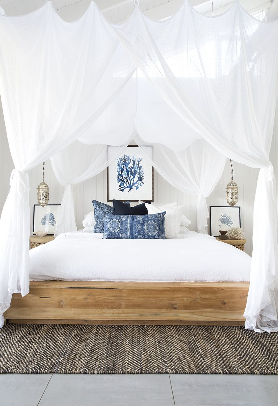 Camera da letto costiera con baldacchino bianco trasparente via thedesignvilla
