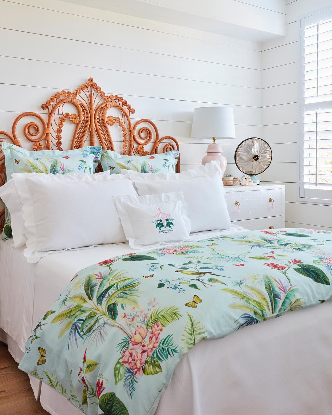 Camera da letto costiera con copriletto tropicale via @palmbeachlately