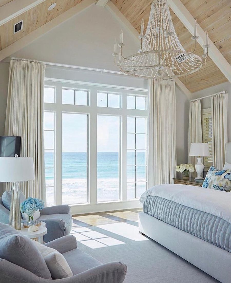 Design della camera da letto costiera con soffitti a volta via @geoffchickandassociates
