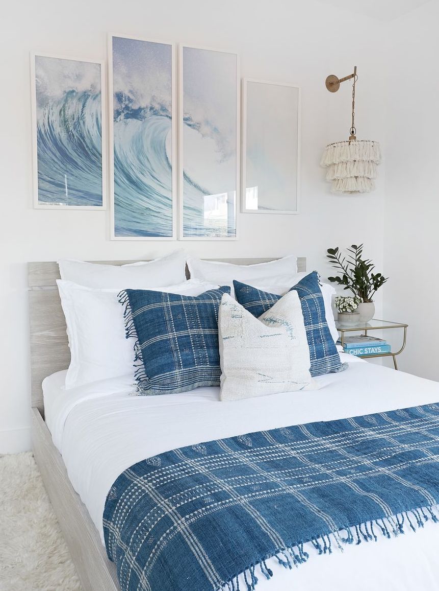 Foto di onde sulla parete della camera da letto costiera via Pure Salt Interiors