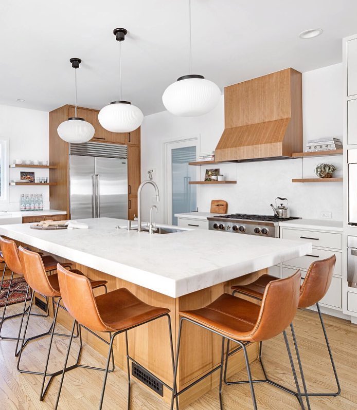 White marble and wood kitchens via @huitlaguna