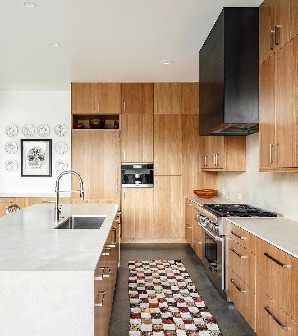 White marble and wood kitchens via @roehnerryan
