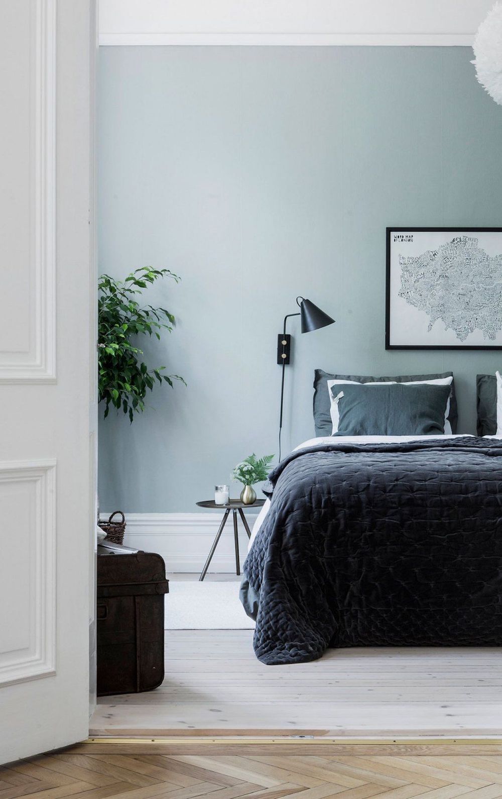 Black scandi wall sconce in bedroom via Alvheim