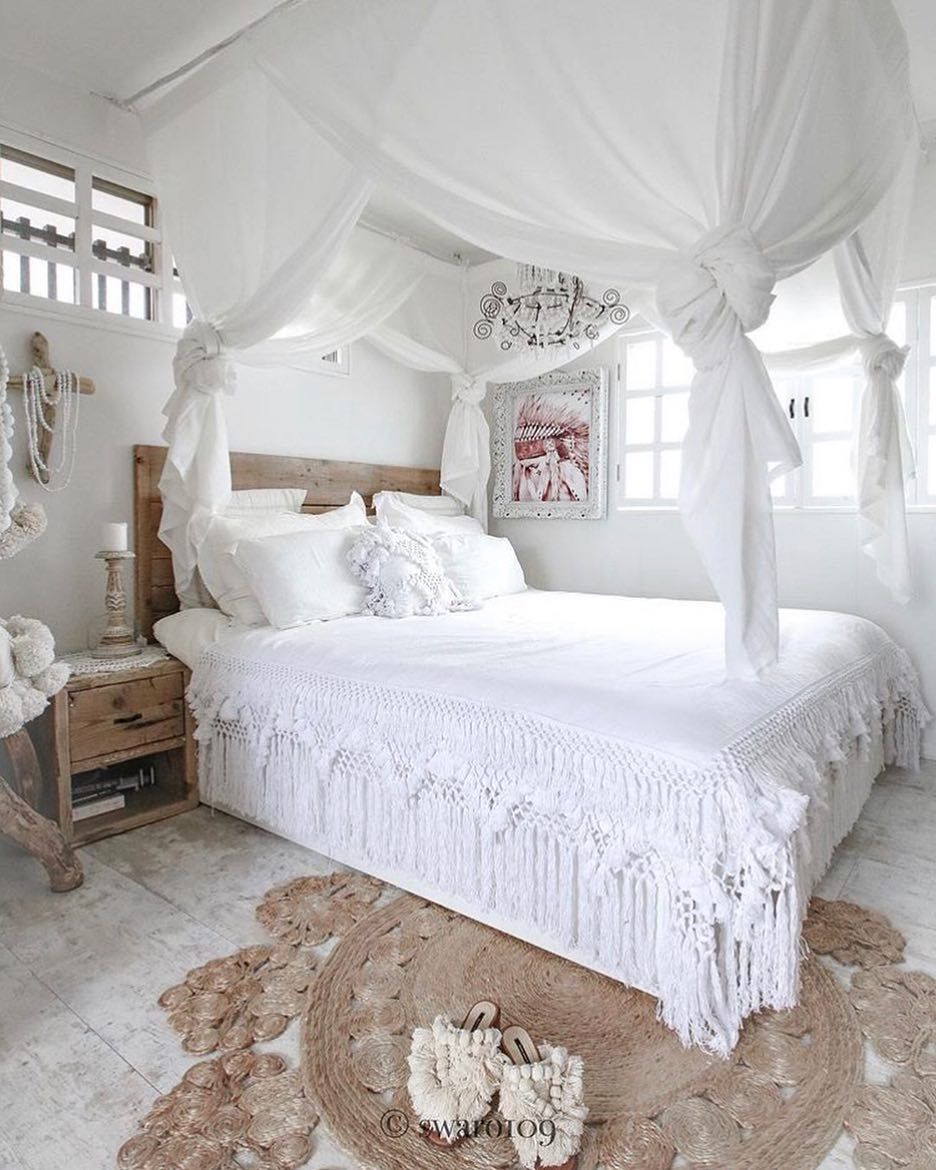 Bohemian bedroom with white fringed quilt via @swaro109