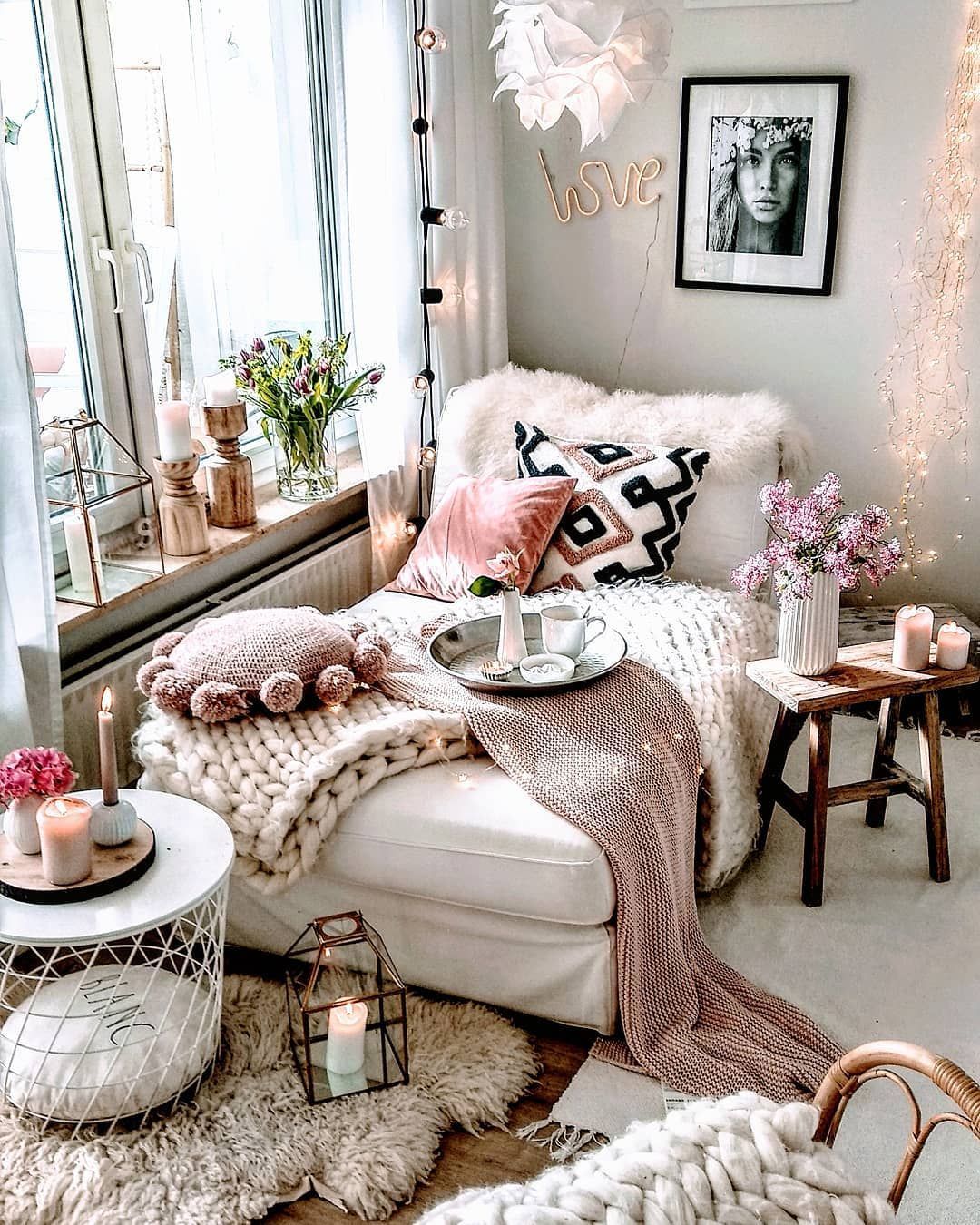 Bohemian Chaise Lounge Decor via @herzenstimme