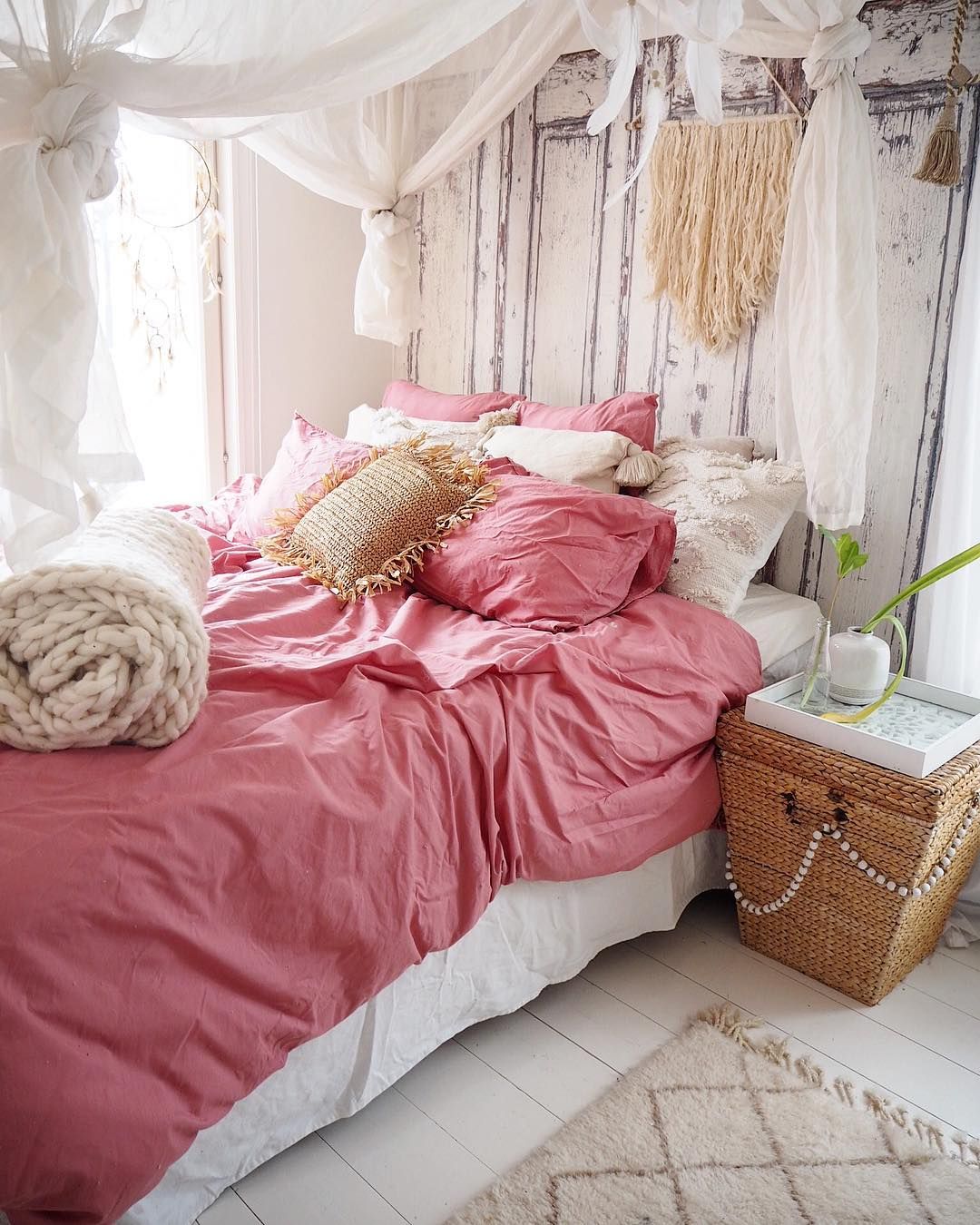 Bohemian bedroom with pink sheets via @prinsessavanessa