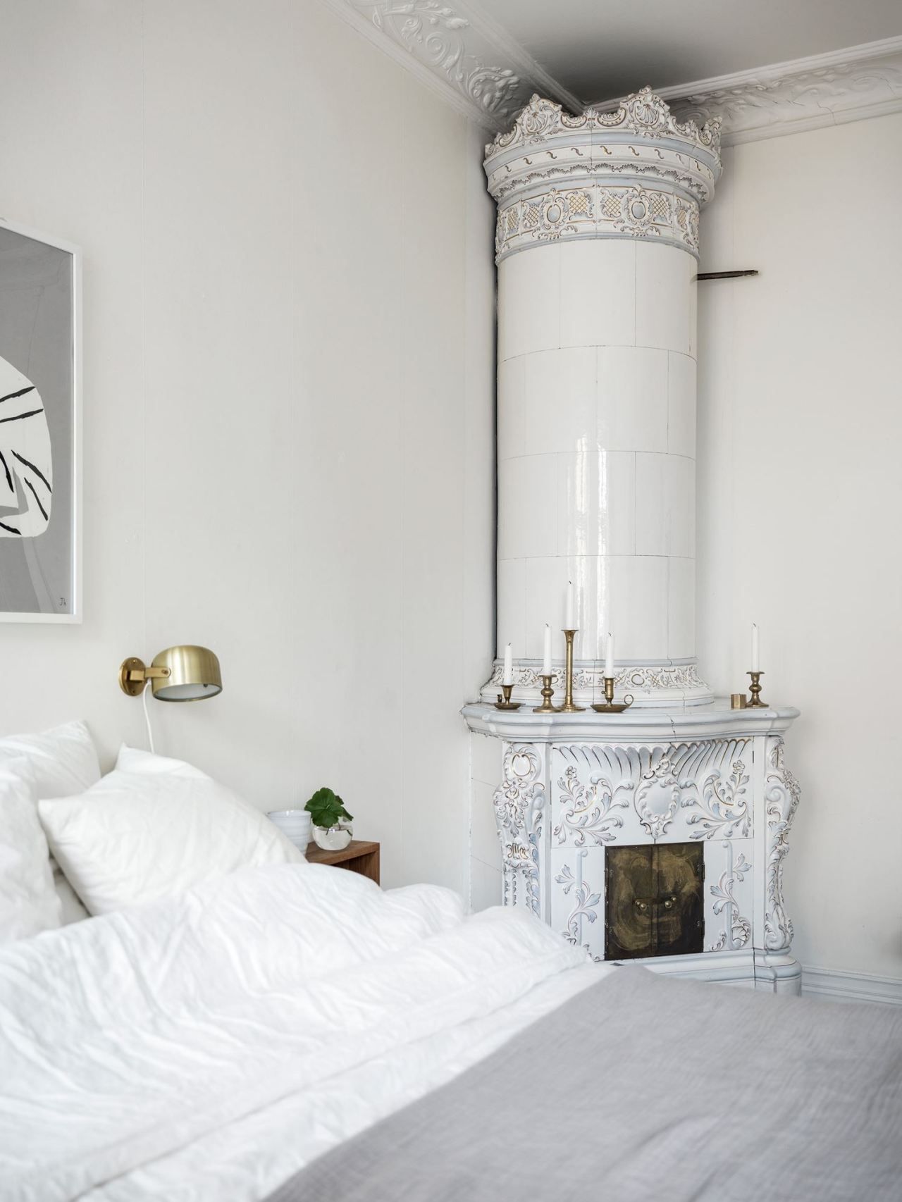 Brass scandi wall sconce bedroom via Kvarteret Makleri