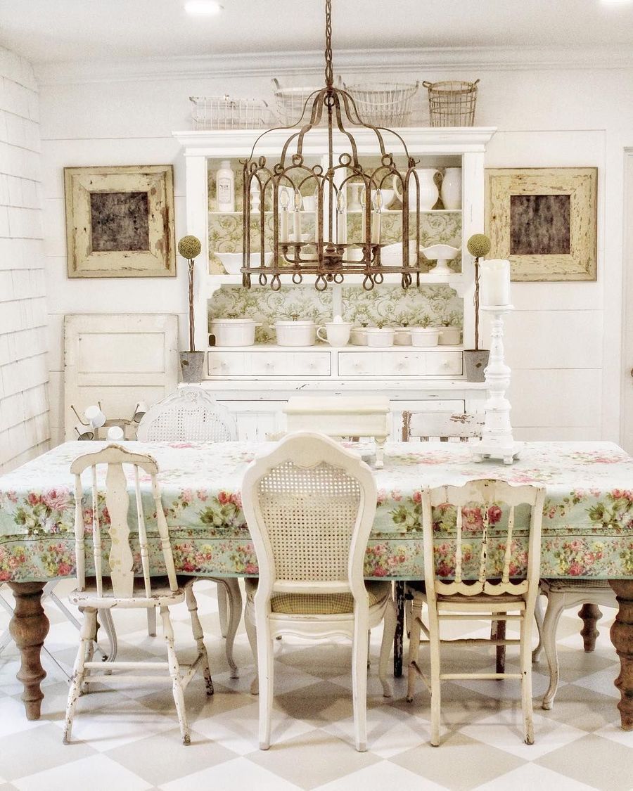 Floral Tablecloth in French Country Dining Room via @simplyfrenchmarket